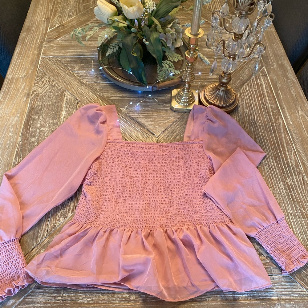 Flowy pretty top worn once too big it’s a true medium. Color is mauve